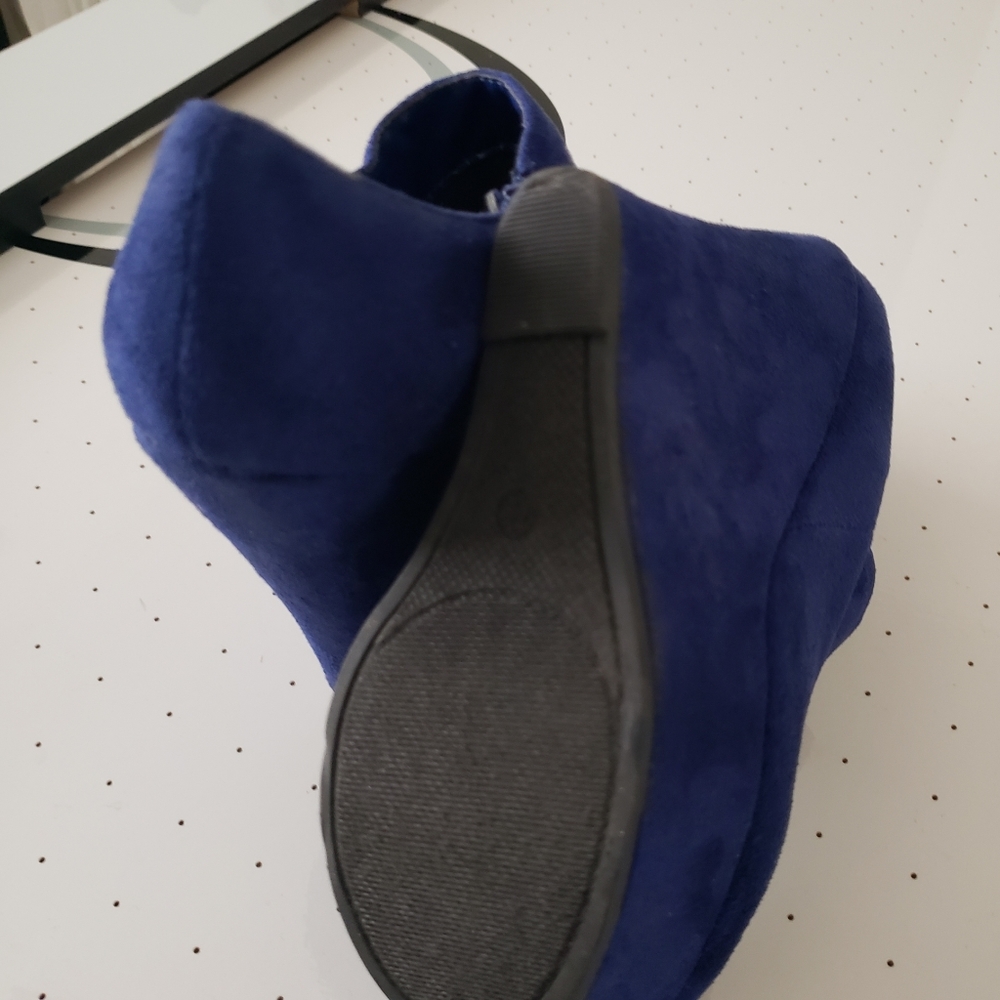 Shoes - Picture 2 of 7